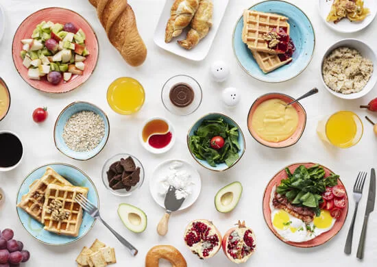 Klinik yöneticileri için raporlama ekranlarında hangi KPI'lar izlenmeli?